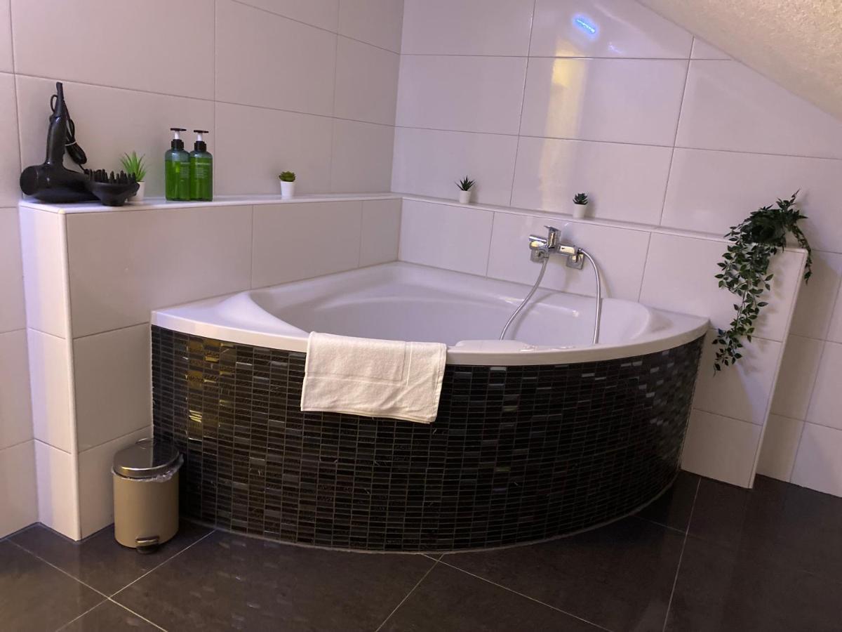Deluxe Business Suite Mit Netflix Premium & Parkplatz, Zentral Zu Audi & Schwarz Gruppe With 2 Bedrooms Bad Friedrichshall Exterior foto